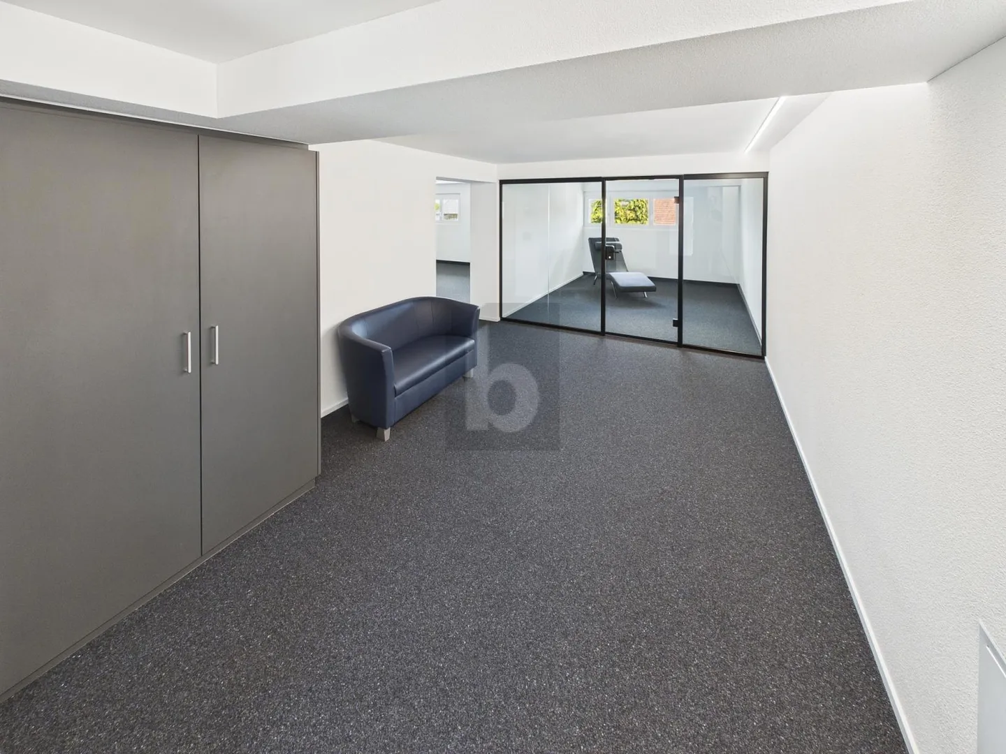 MODERN, PRAKTISCH UND GUT ERREICHBAR - Photo 2 of 5
