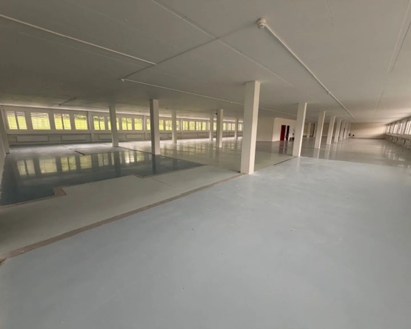 Espace de bureau spacieux à La Chaux-de-Fonds - Photo 2 sur 8