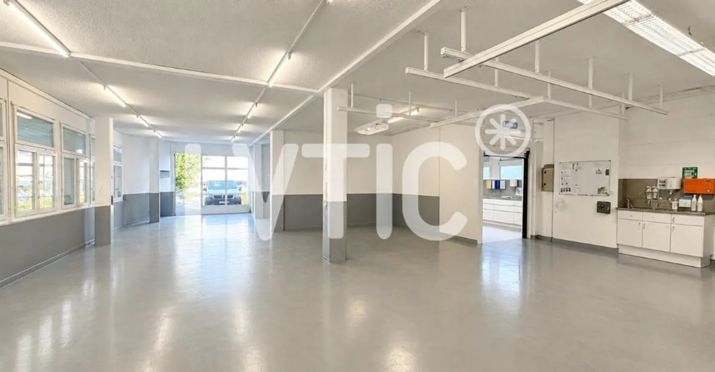 Showroom, warehouse, offices of 700 m2 divisible for rent in Bussigny - Photo 7 of 7