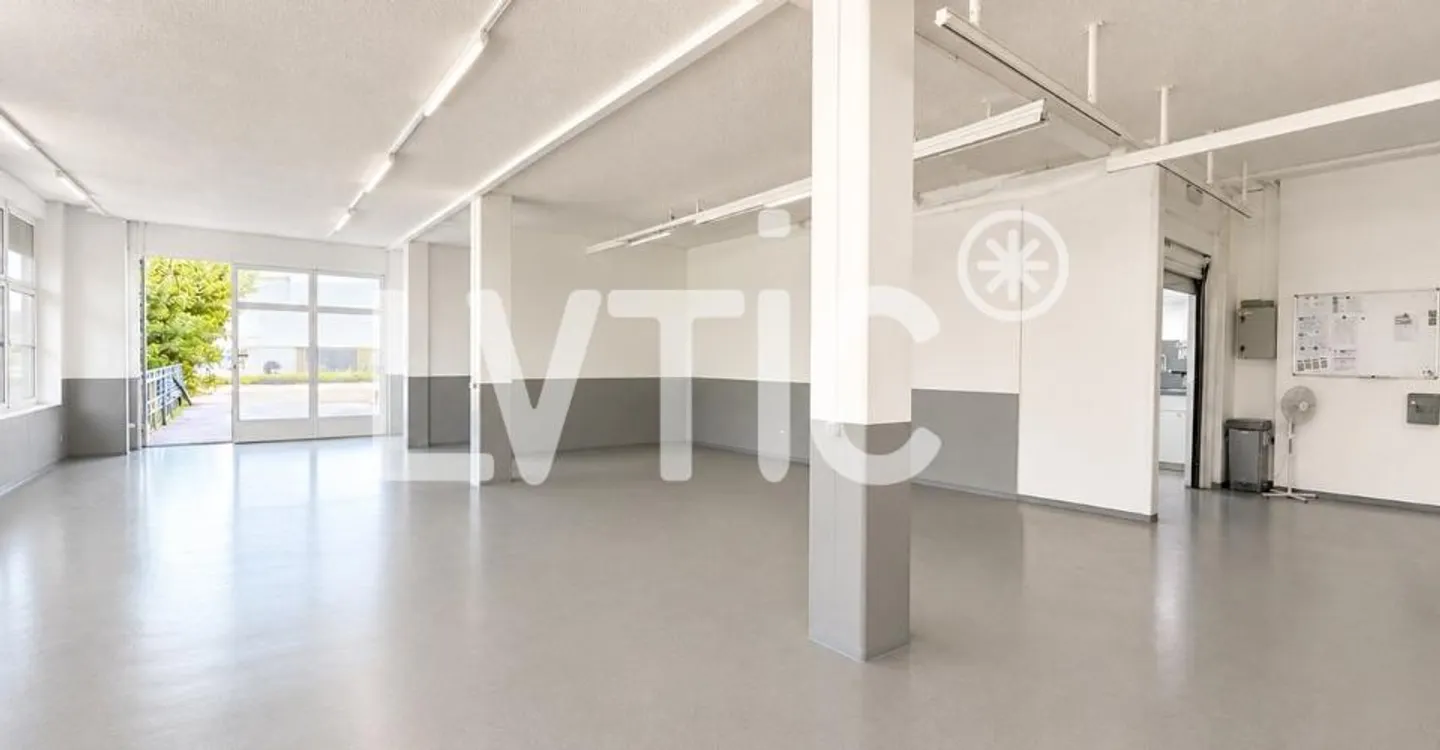 Showroom, warehouse, offices of 700 m2 divisible for rent in Bussigny - Photo 2 of 7