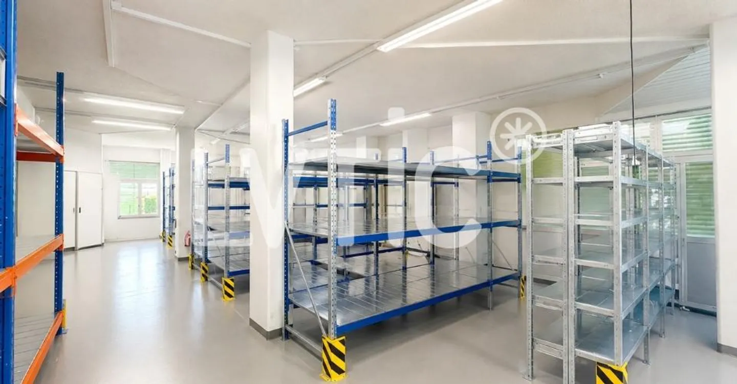 Showroom, warehouse, offices of 700 m2 divisible for rent in Bussigny - Photo 3 of 7
