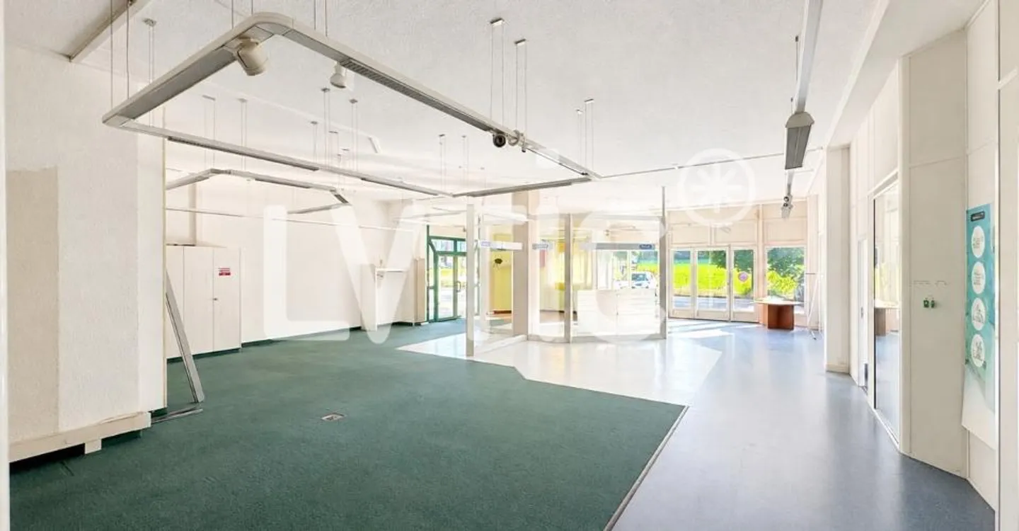 Showroom, warehouse, offices of 700 m2 divisible for rent in Bussigny - Photo 4 of 7