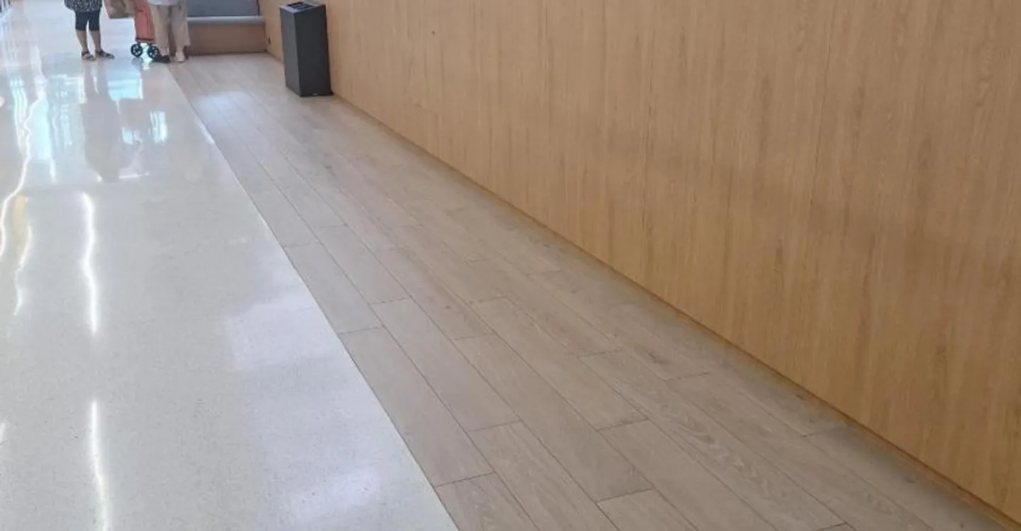 Le centre commercial a été intégralement rénové et les travaux se sont achevés au printemps 2026.  Le centre de Tourelle est un centre de proximité au coeur du complexe résidentiel de la Tourelle. - Photo 1 sur 2