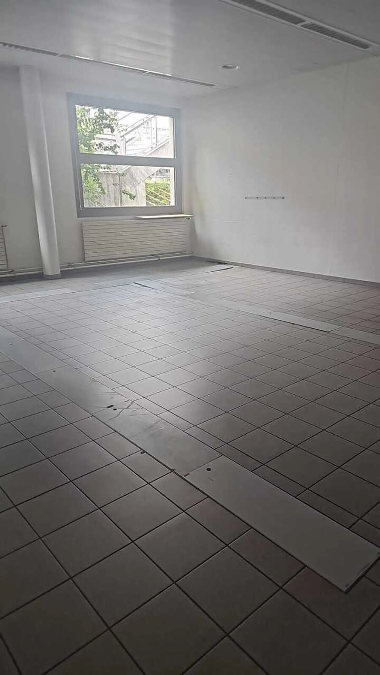 140m2 - Atelier/Geschäftsraum in der Nähe des Zentrums von Neuenburg - Foto 2 von 6