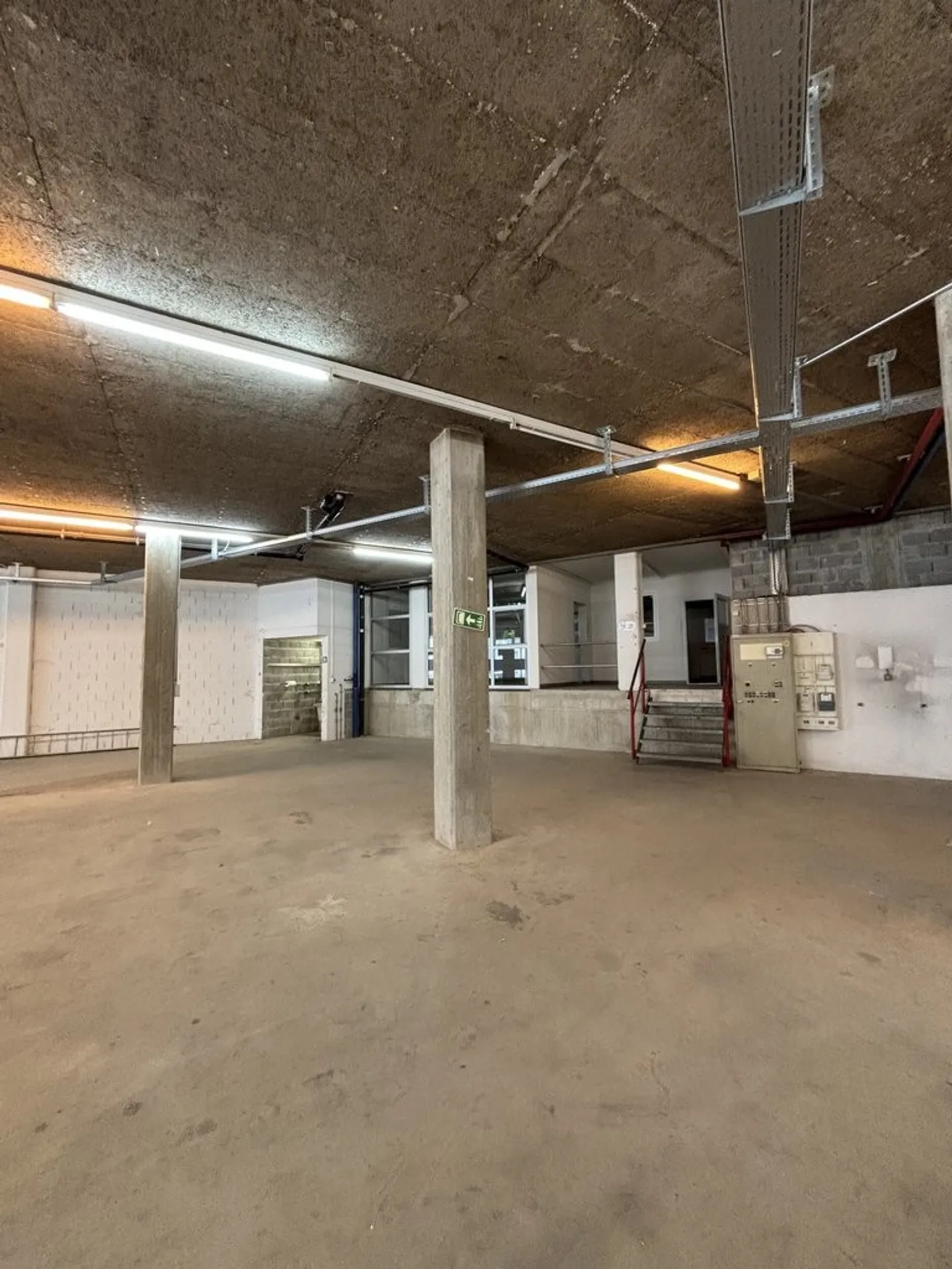 Spacious 620m2 warehouse ideally located in Clarens! - Photo 3 of 11