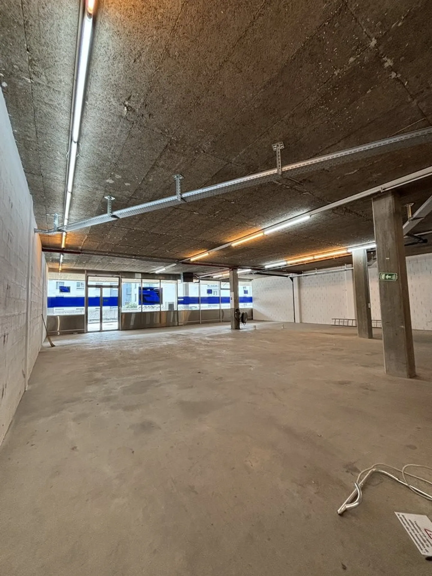 Spacious 620m2 warehouse ideally located in Clarens! - Photo 2 of 11