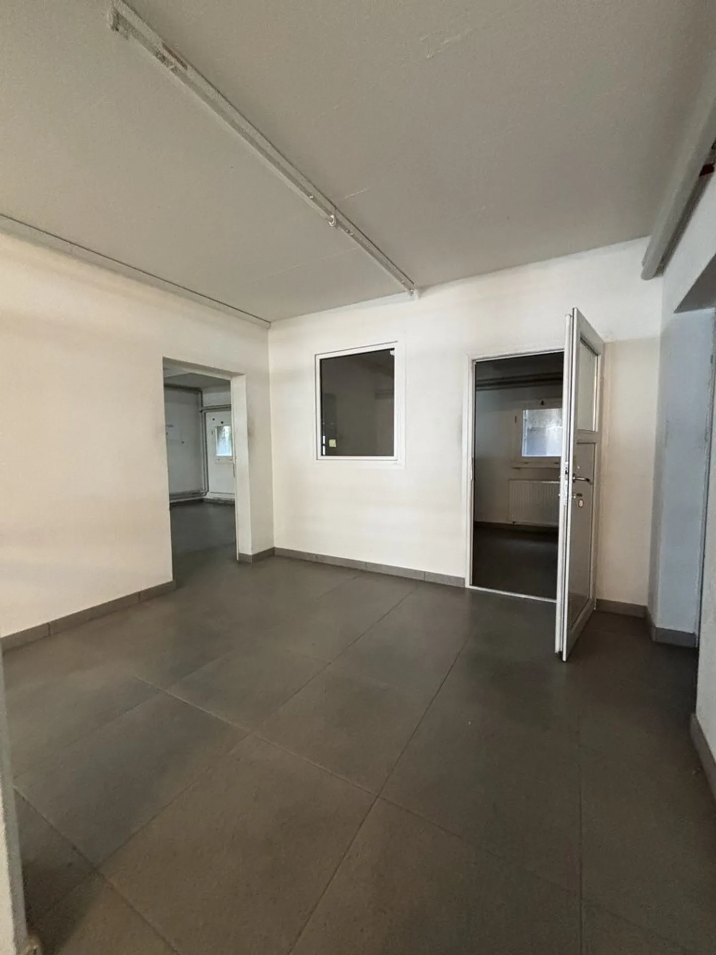 Spacious 620m2 warehouse ideally located in Clarens! - Photo 7 of 11
