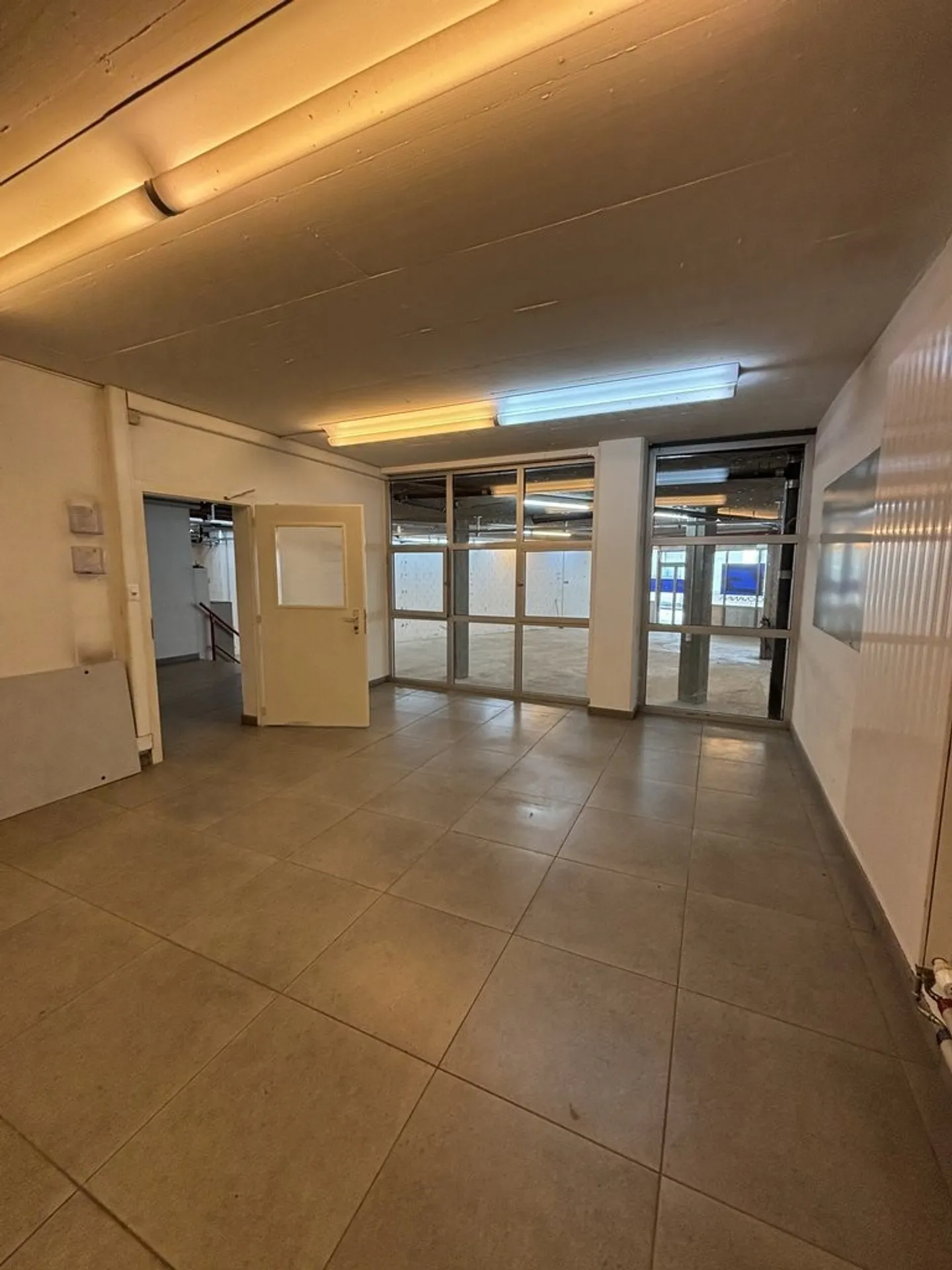 Spacious 620m2 warehouse ideally located in Clarens! - Photo 9 of 11