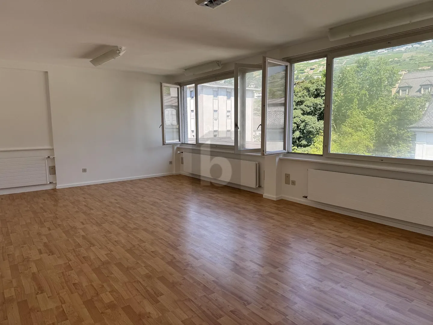 WORKSPACE IN THE CITY CENTER - Photo 2 of 5