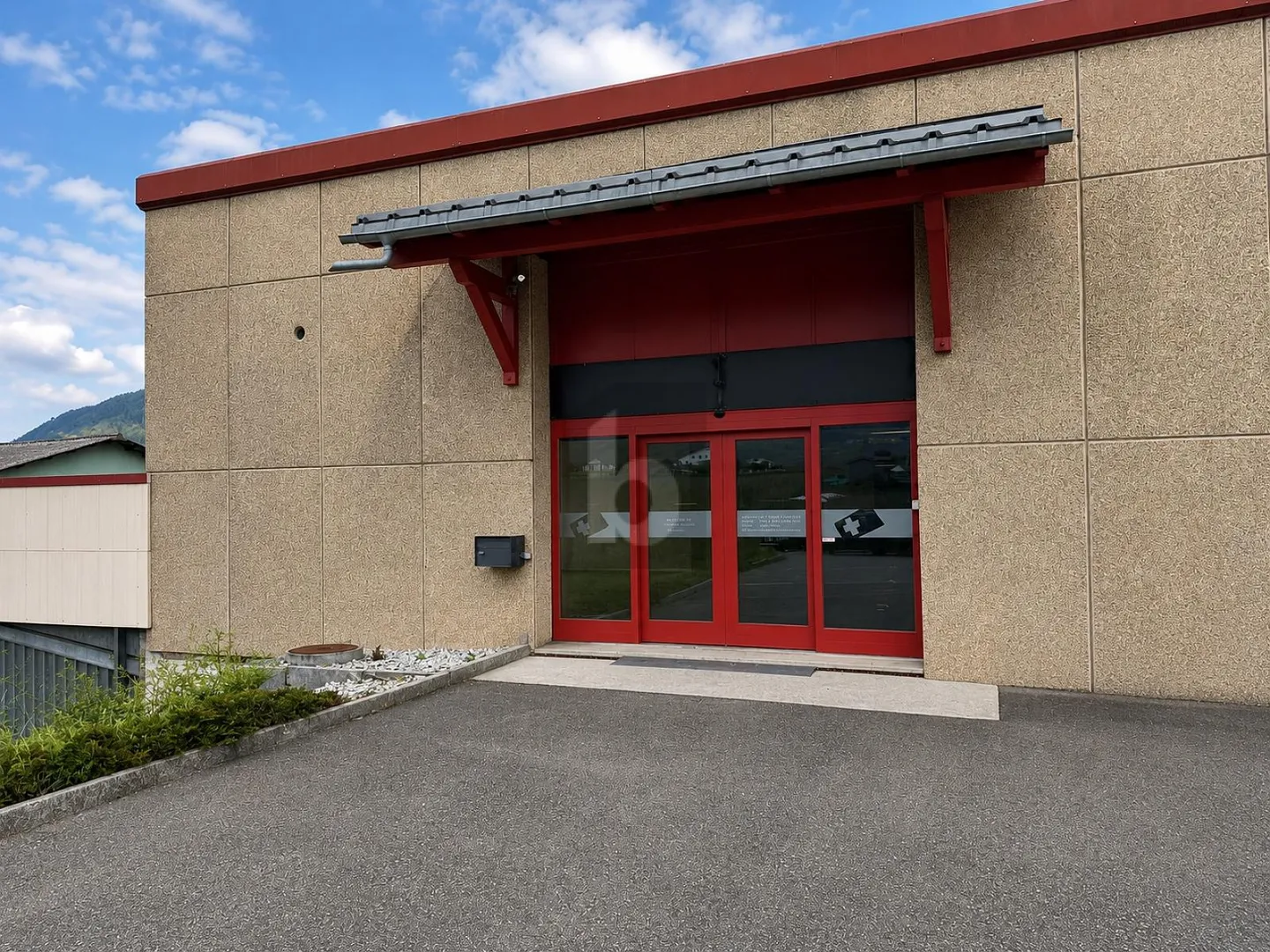 SPACIOUS AND WITH A LOT OF POTENTIAL - Photo 1 of 6