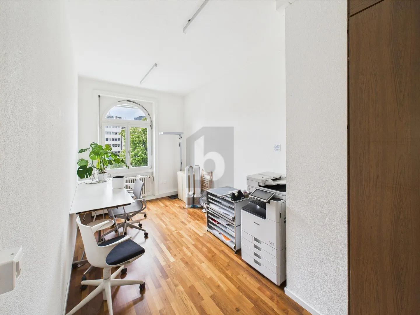 MODERN AND SPACIOUS IN THE HEART OF THE CITY - Photo 4 of 6