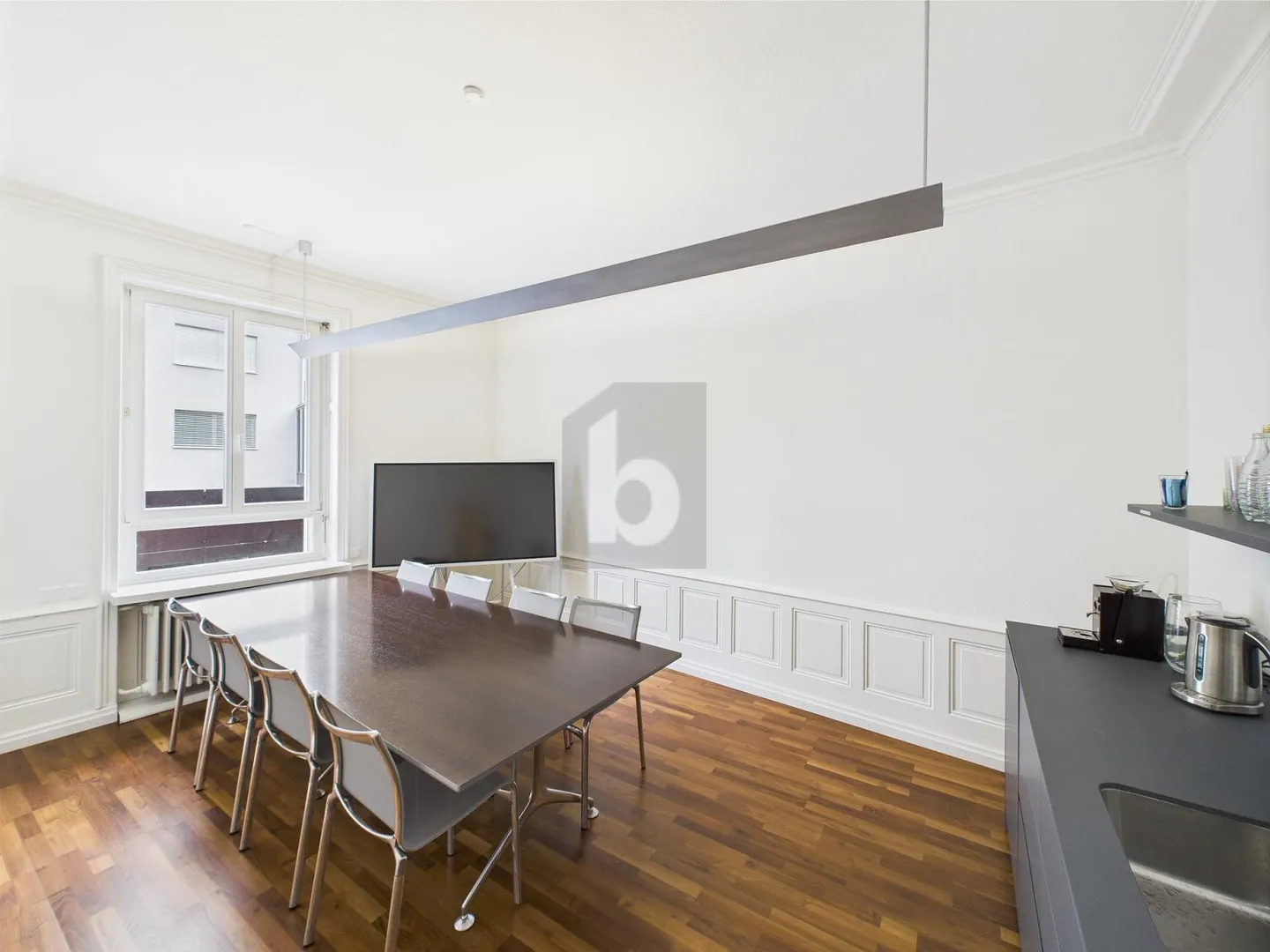 MODERN AND SPACIOUS IN THE HEART OF THE CITY - Photo 5 of 6