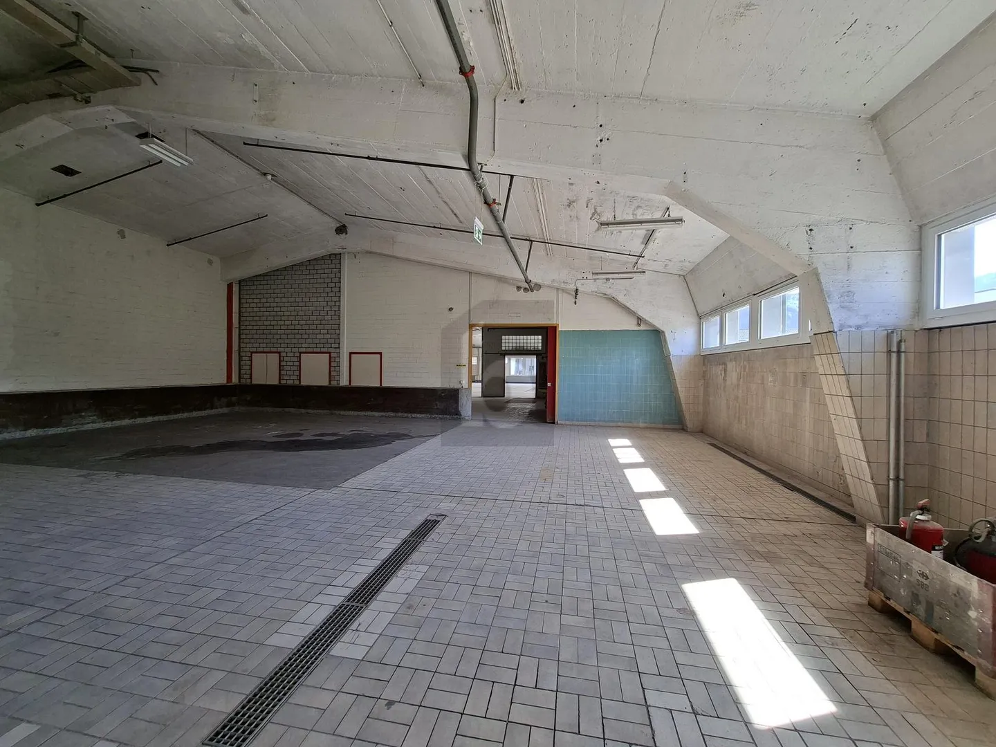 MULTIFUNCTIONAL COMMERCIAL SPACE - Photo 4 of 6