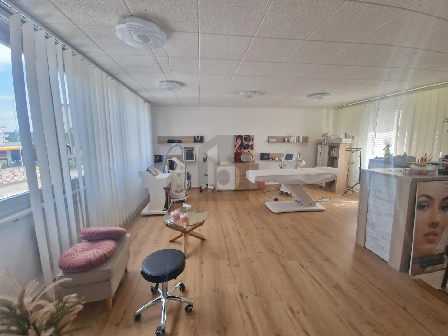 EXKLUSIVES LOKAL AN IDEALER LAGE - Photo 4 of 6