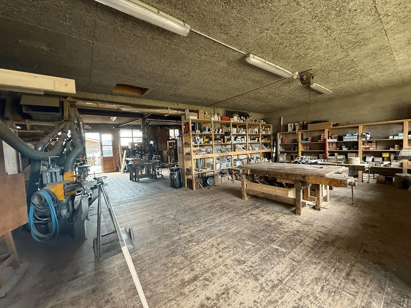 TISCHLEREI, BLECHVERARBEITUNG UND ZIMMEREI WERKSTATT - Foto 1 von 4
