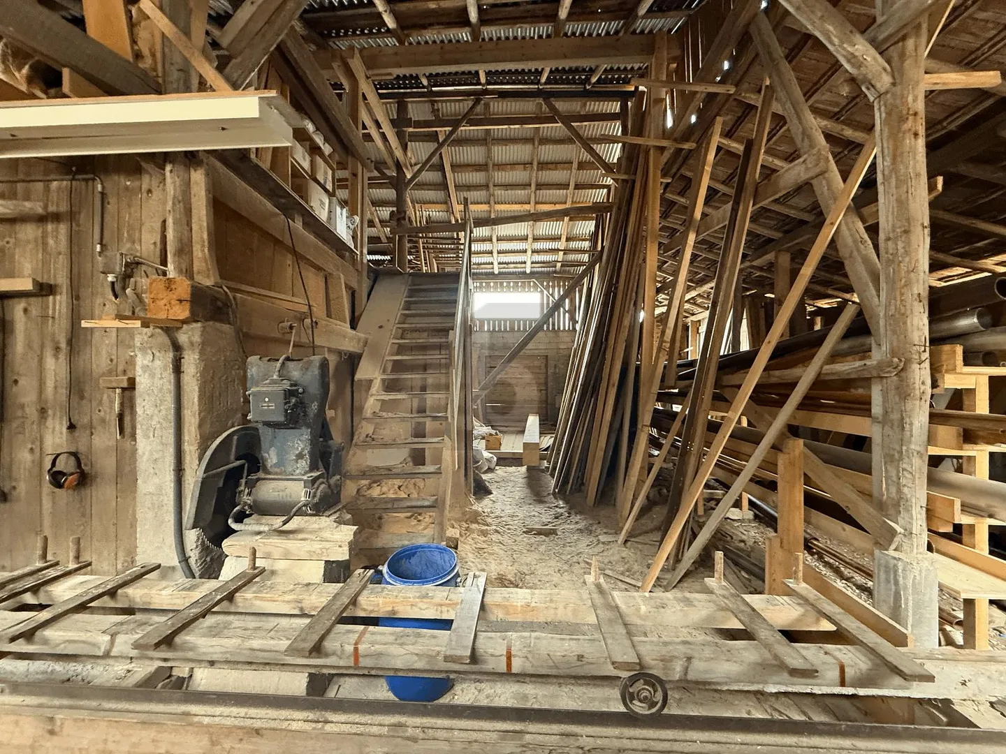 TISCHLEREI, BLECHVERARBEITUNG UND ZIMMEREI WERKSTATT - Foto 3 von 4