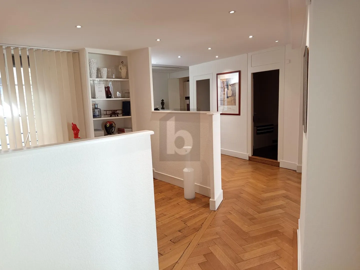 CENTRAL, PROFESSIONAL & COMFORTABLE - Photo 3 of 6