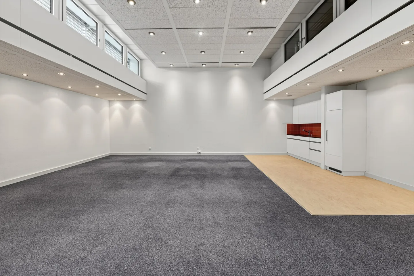 Attractive commercial space with flexible room concept in a central location - Photo 8 of 10