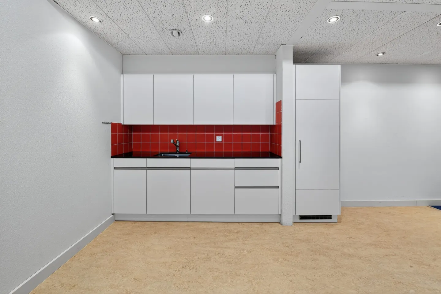 Attractive commercial space with flexible room concept in a central location - Photo 9 of 10