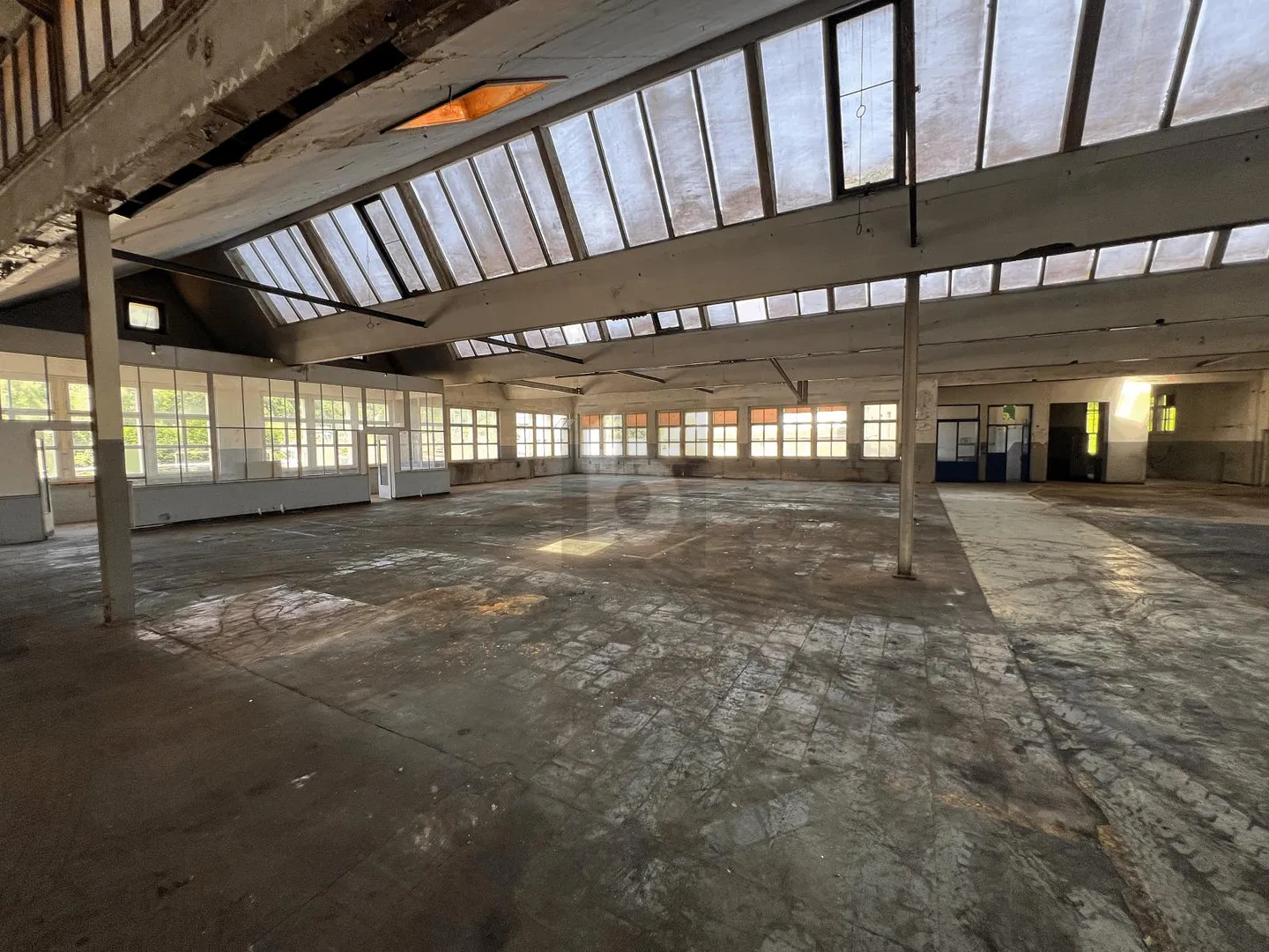 GRANDS VOLUMES ENTREPÔT, STOCKAGE - Photo 1 of 6
