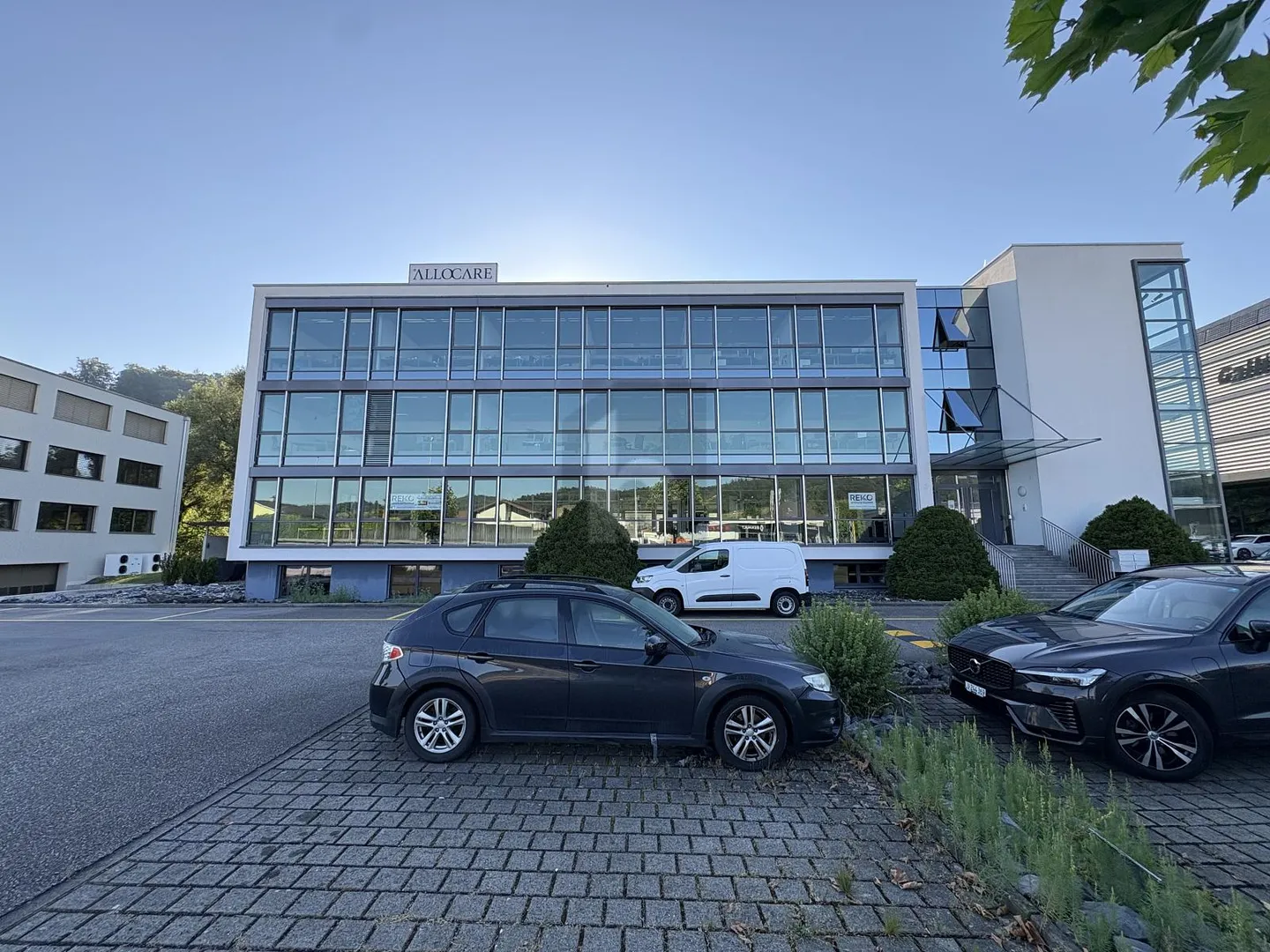 REPRÄSENTATIV MIT GLASFRONT - Foto 1 von 6
