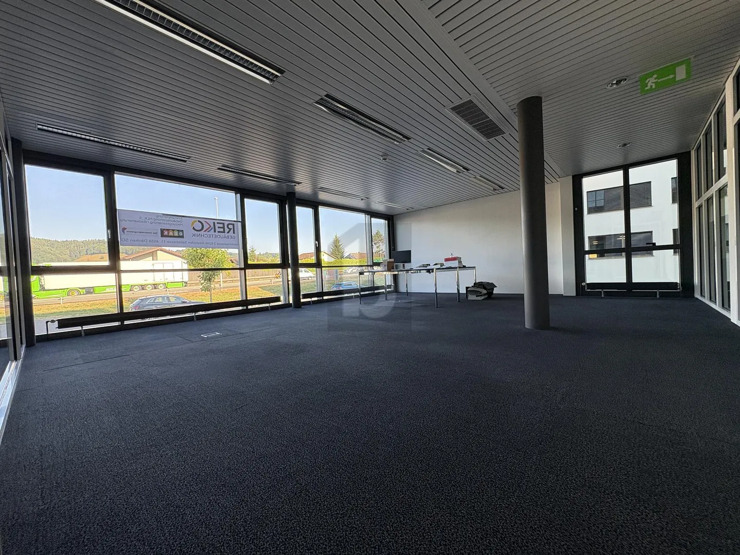 REPRÄSENTATIV MIT GLASFRONT - Foto 4 von 6