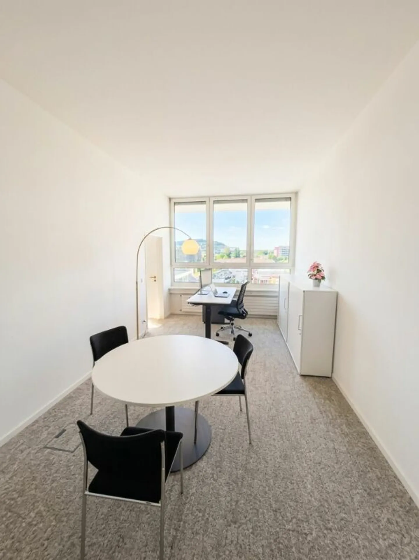 Spacious office space with flexible room layout - Photo 7 of 11