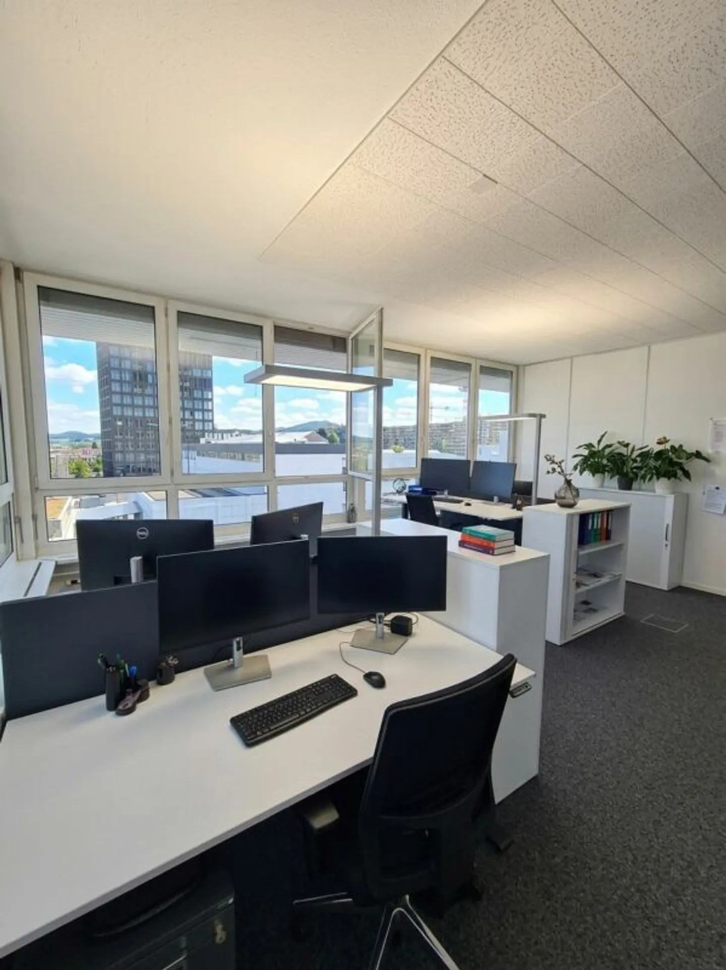 Spacious office space with flexible room layout - Photo 9 of 11
