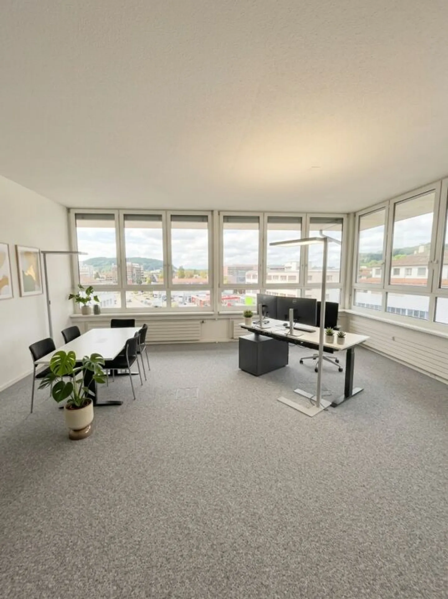 Spacious office space with flexible room layout - Photo 5 of 11