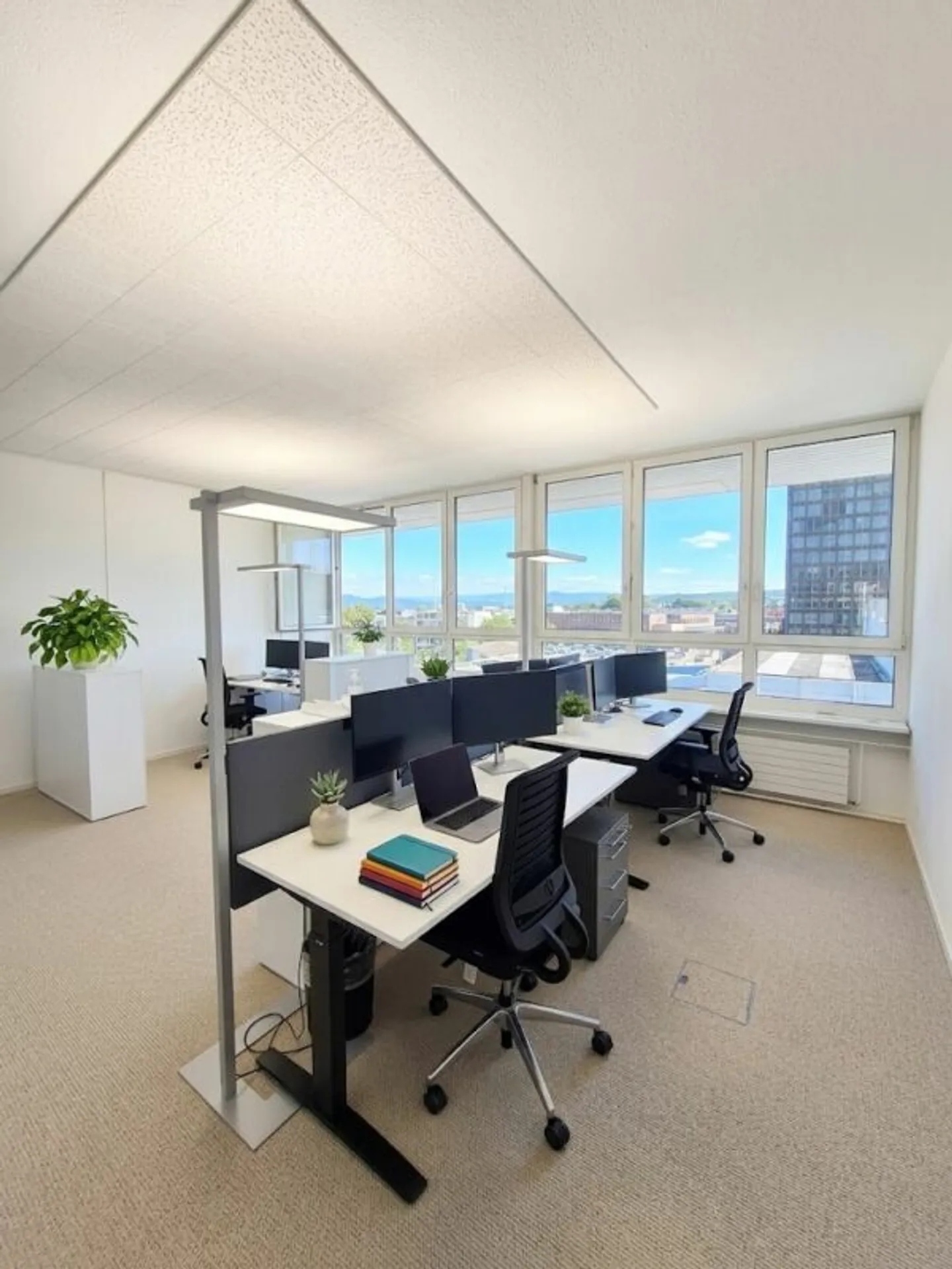 Spacious office space with flexible room layout - Photo 2 of 11