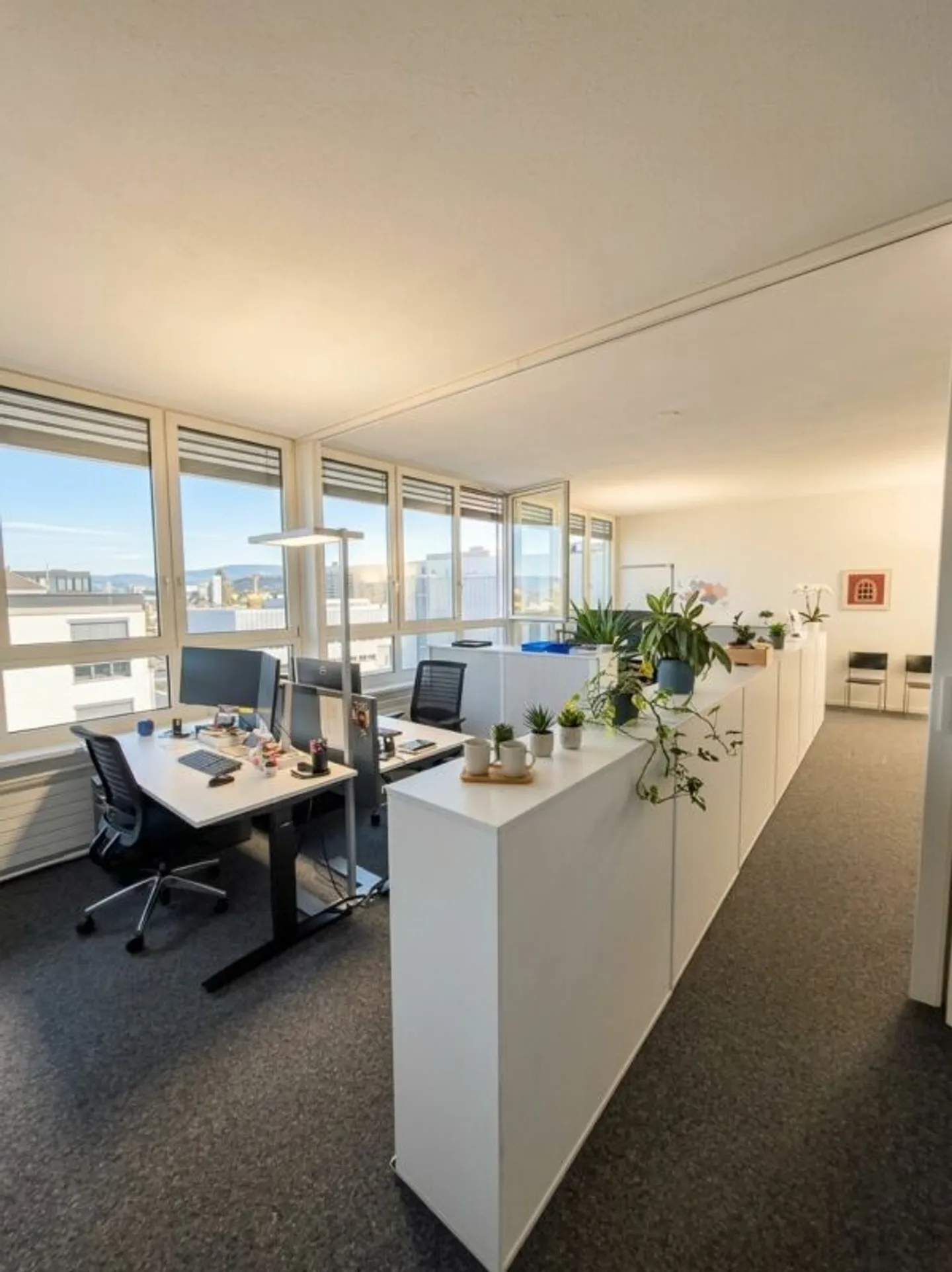 Spacious office space with flexible room layout - Photo 8 of 11