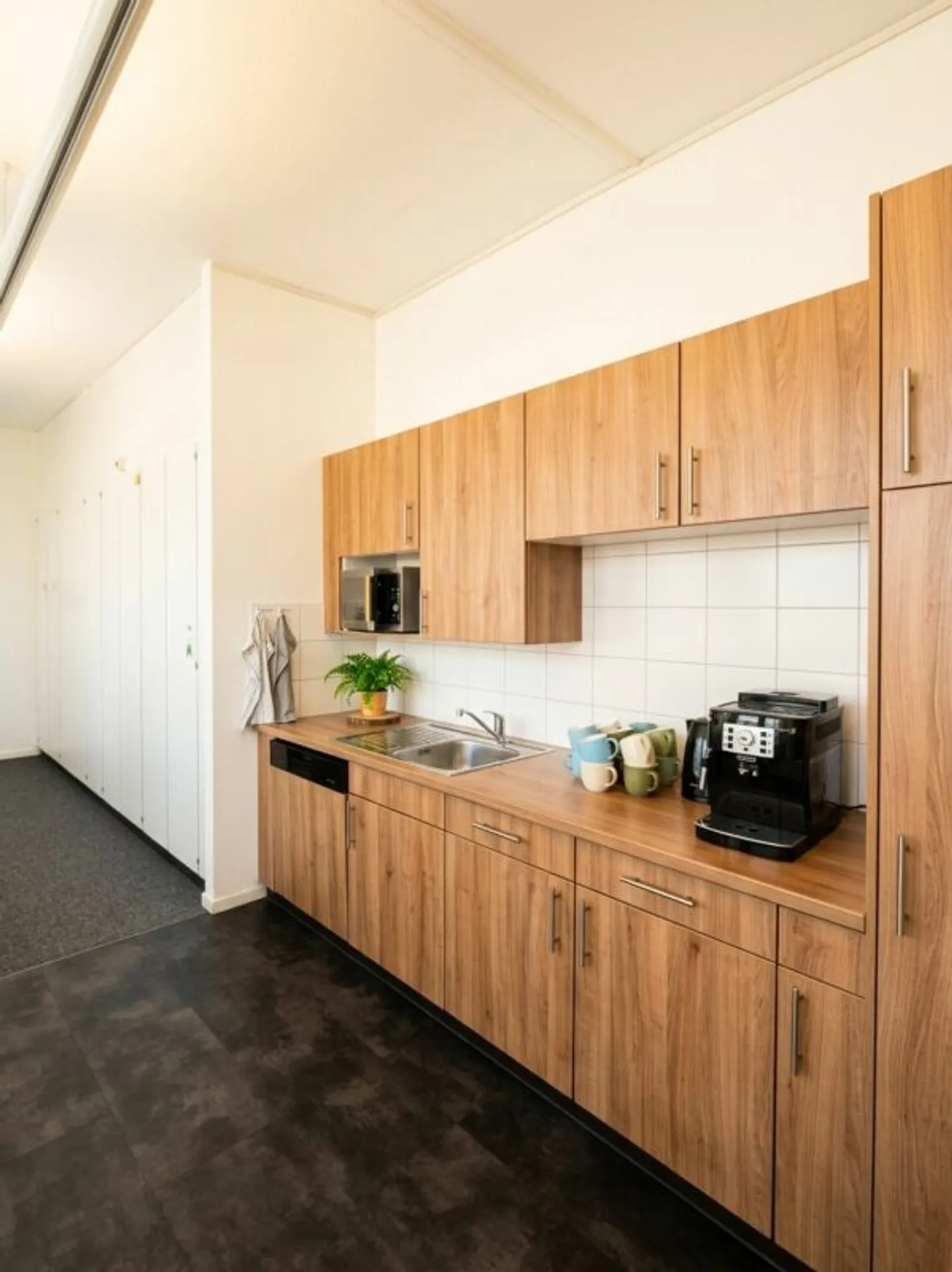 Spacious office space with flexible room layout - Photo 6 of 11