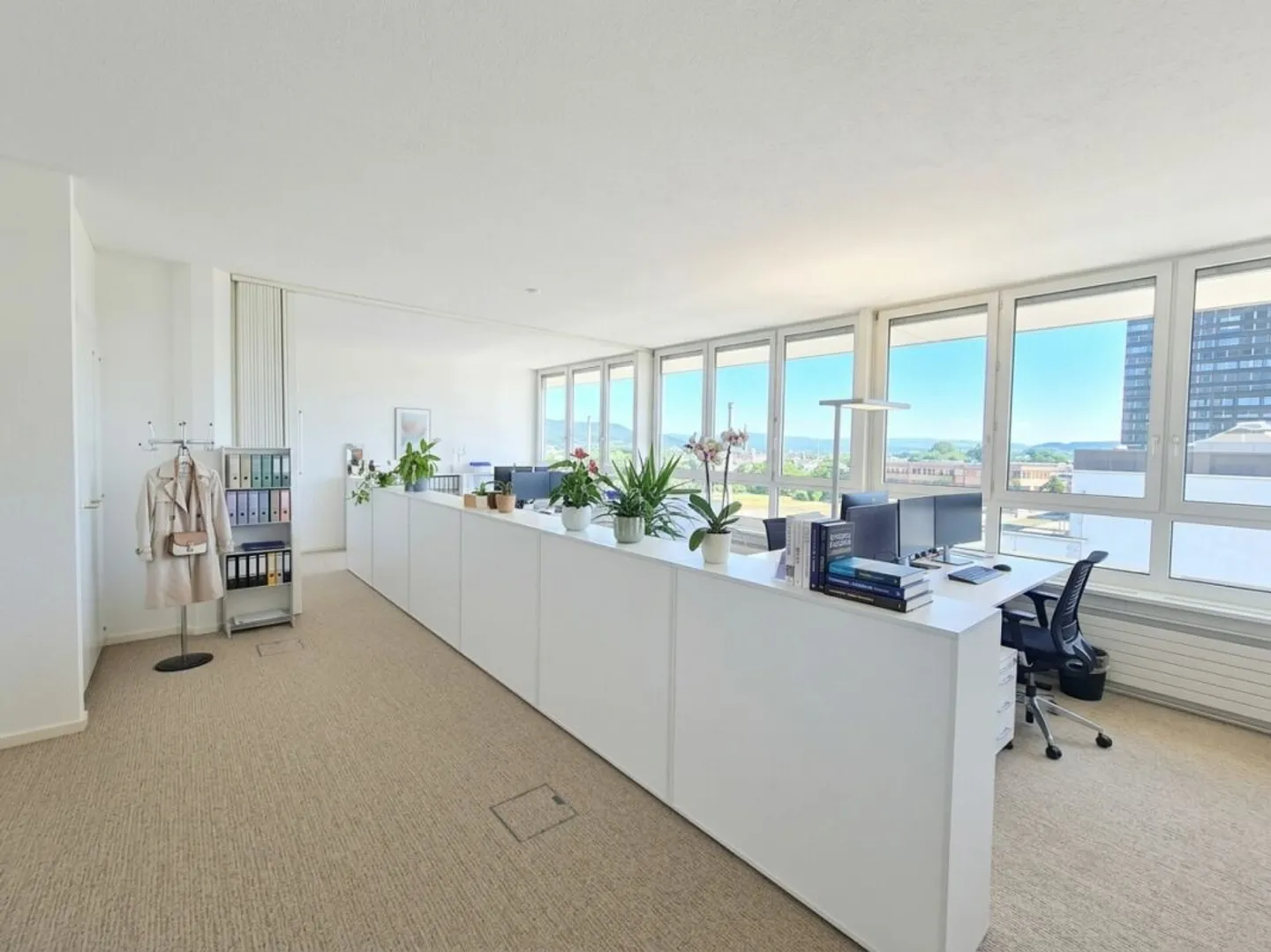 Spacious office space with flexible room layout - Photo 3 of 11