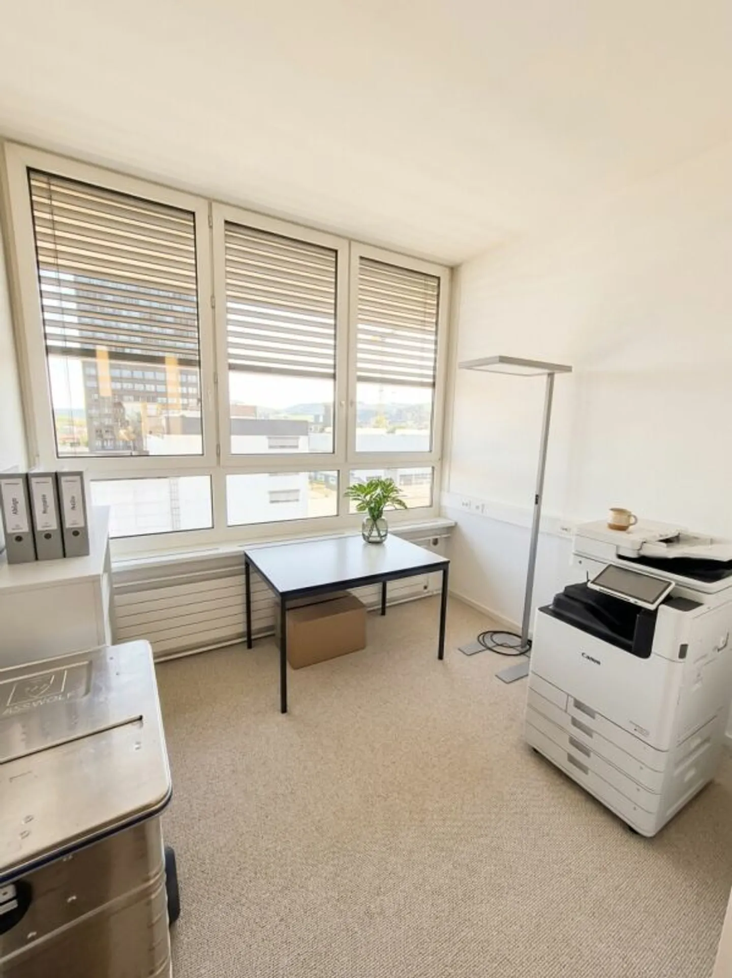 Spacious office space with flexible room layout - Photo 4 of 11