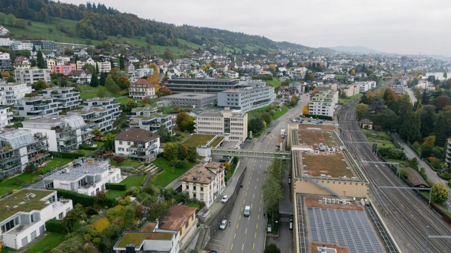 Horgen - 4 ausgebaute (Praxis-)Räume Plug &amp; Work - Photo 5 of 6