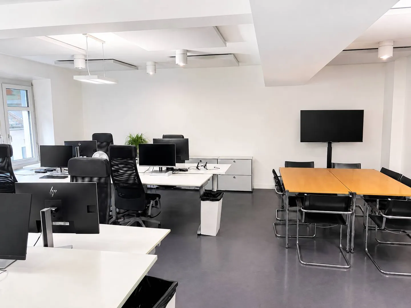 Commercial for rent - Photo 1 of 5