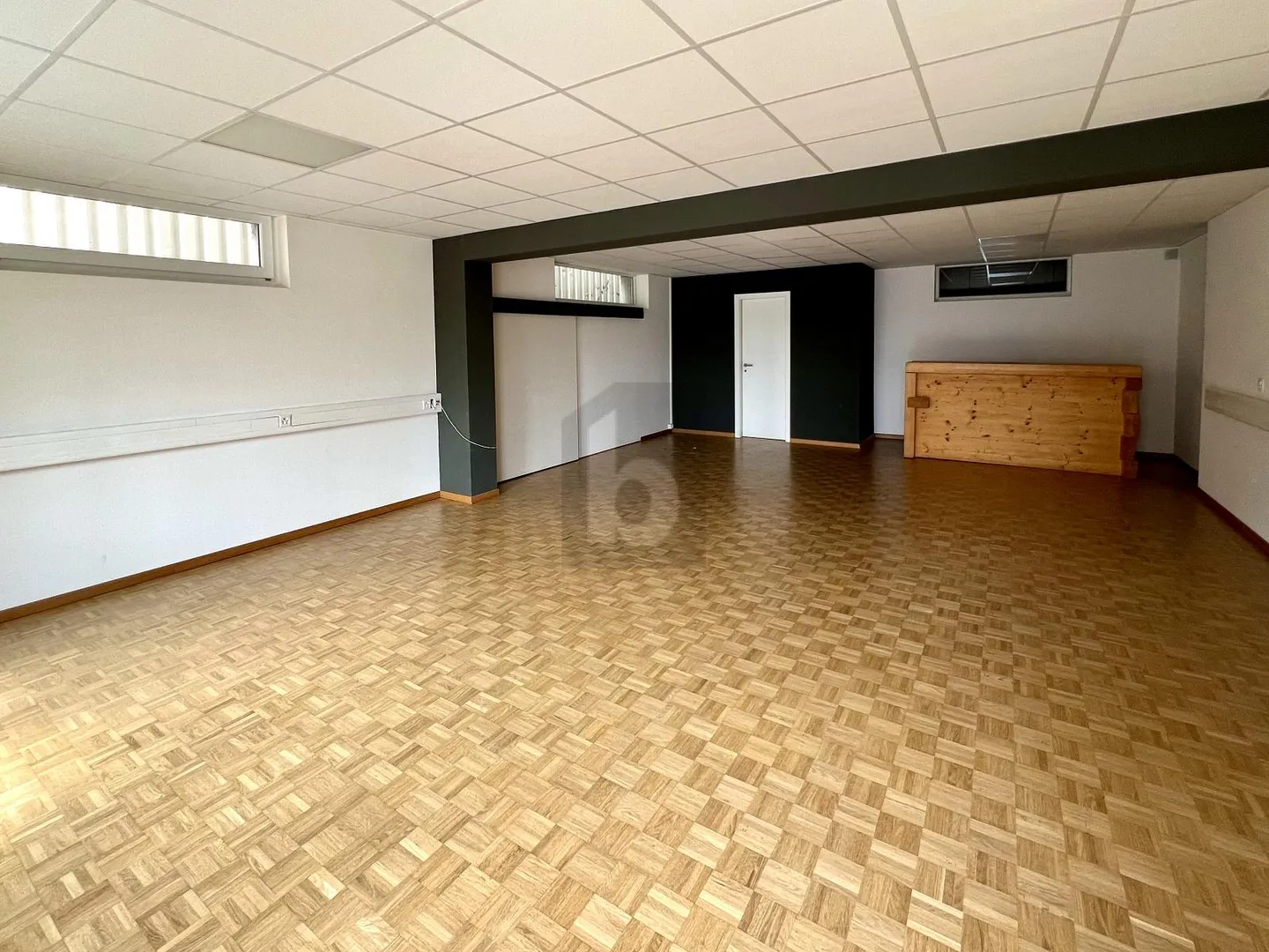 BUREAU DE PLEIN-PIED AVEC PARKING EN Z.I. - Photo 3 of 6