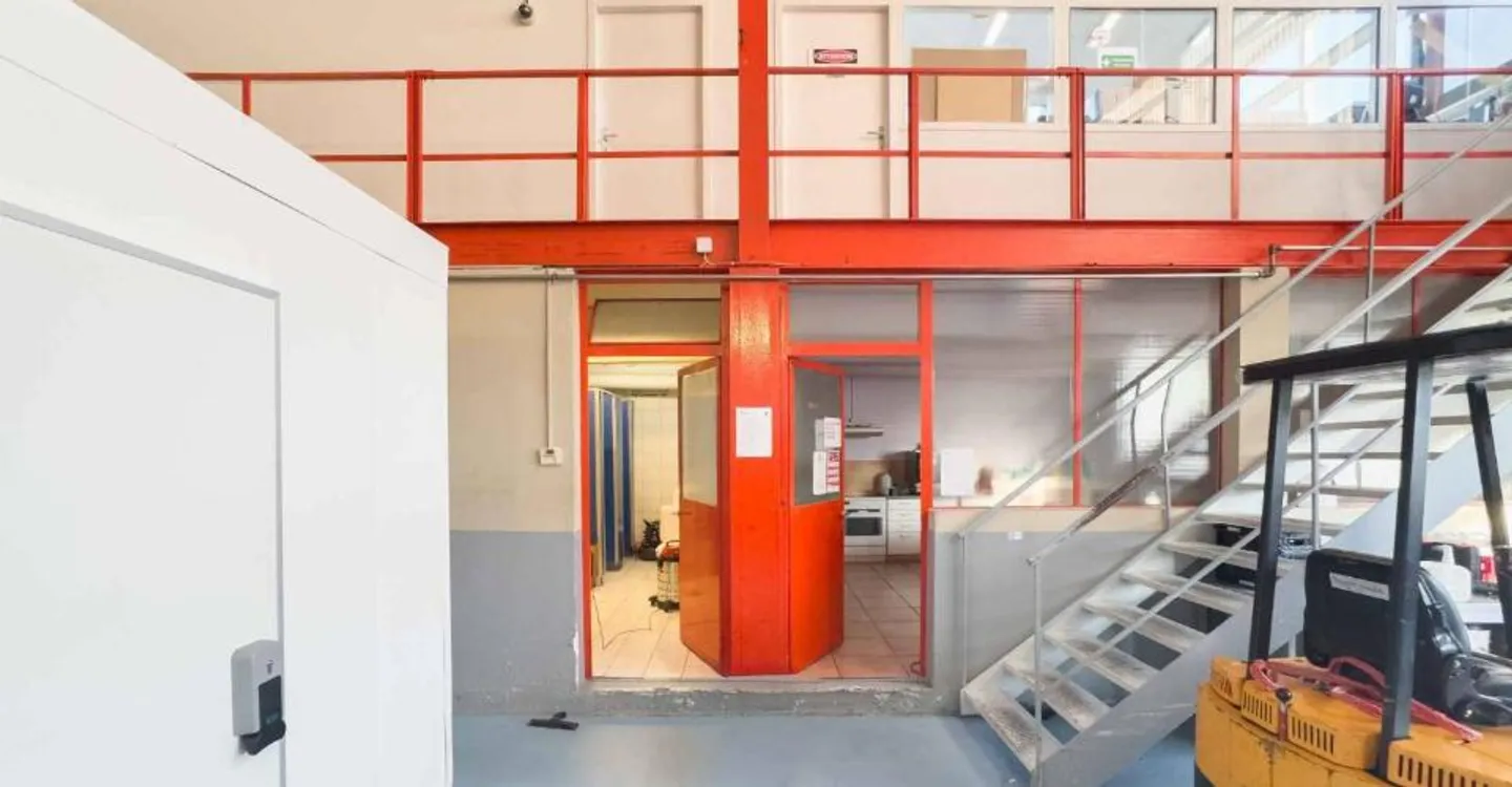 Atelier - logistique avec grande hauteur et mezzanine – Meyrin - Photo 3 of 10