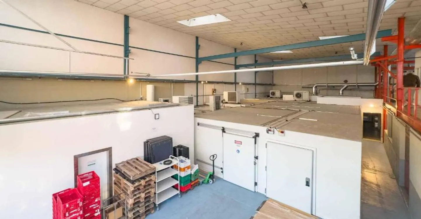 Atelier - logistique avec grande hauteur et mezzanine – Meyrin - Photo 4 of 10