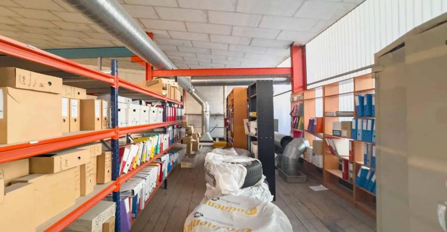 Atelier - logistique avec grande hauteur et mezzanine – Meyrin - Photo 7 of 10