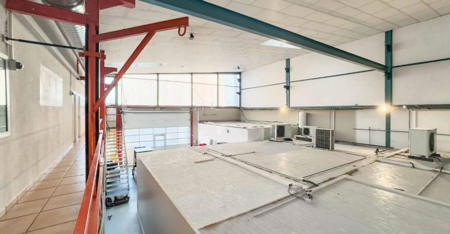 Atelier - logistique avec grande hauteur et mezzanine – Meyrin - Photo 5 of 10