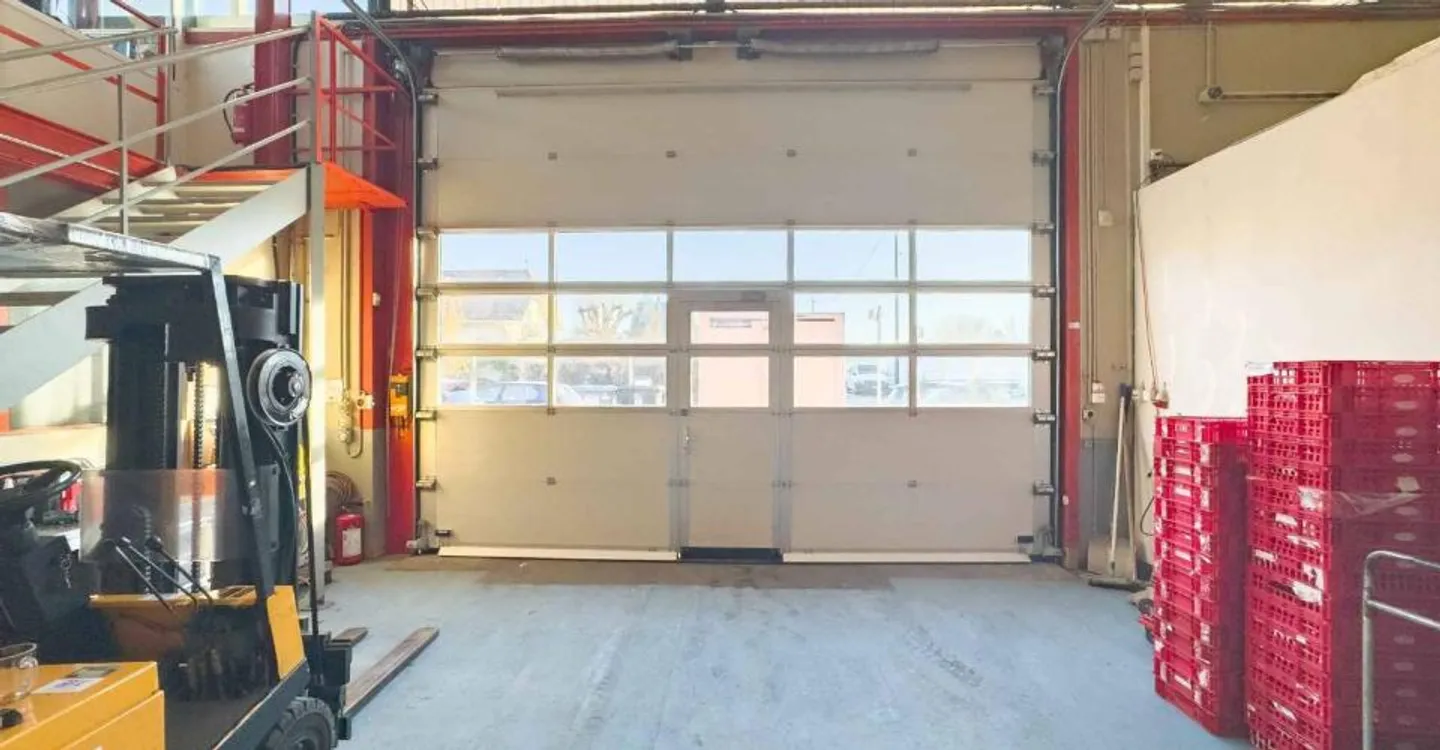 Atelier - logistique avec grande hauteur et mezzanine – Meyrin - Photo 2 of 10