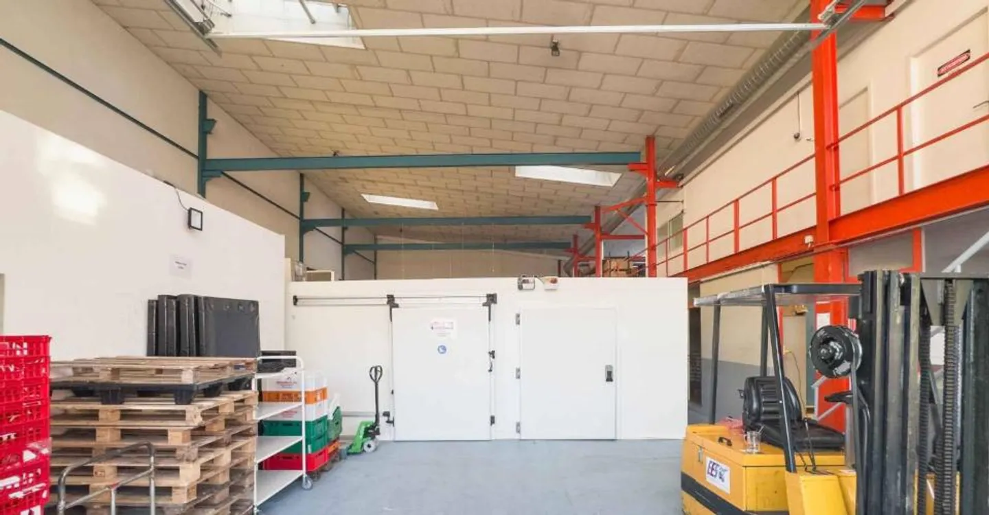 Atelier - logistique avec grande hauteur et mezzanine – Meyrin - Photo 1 of 10