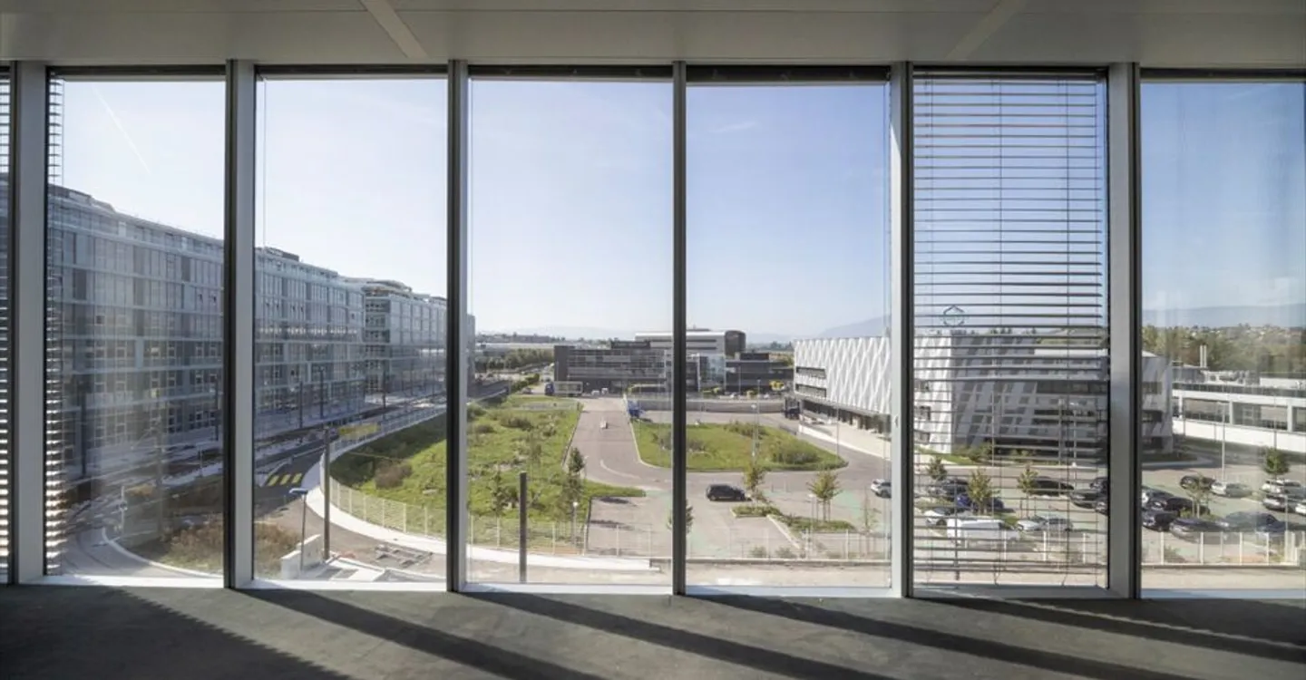 Un espace moderne de 450 m² au coeur de Plan-les-Ouates - Photo 2 of 12