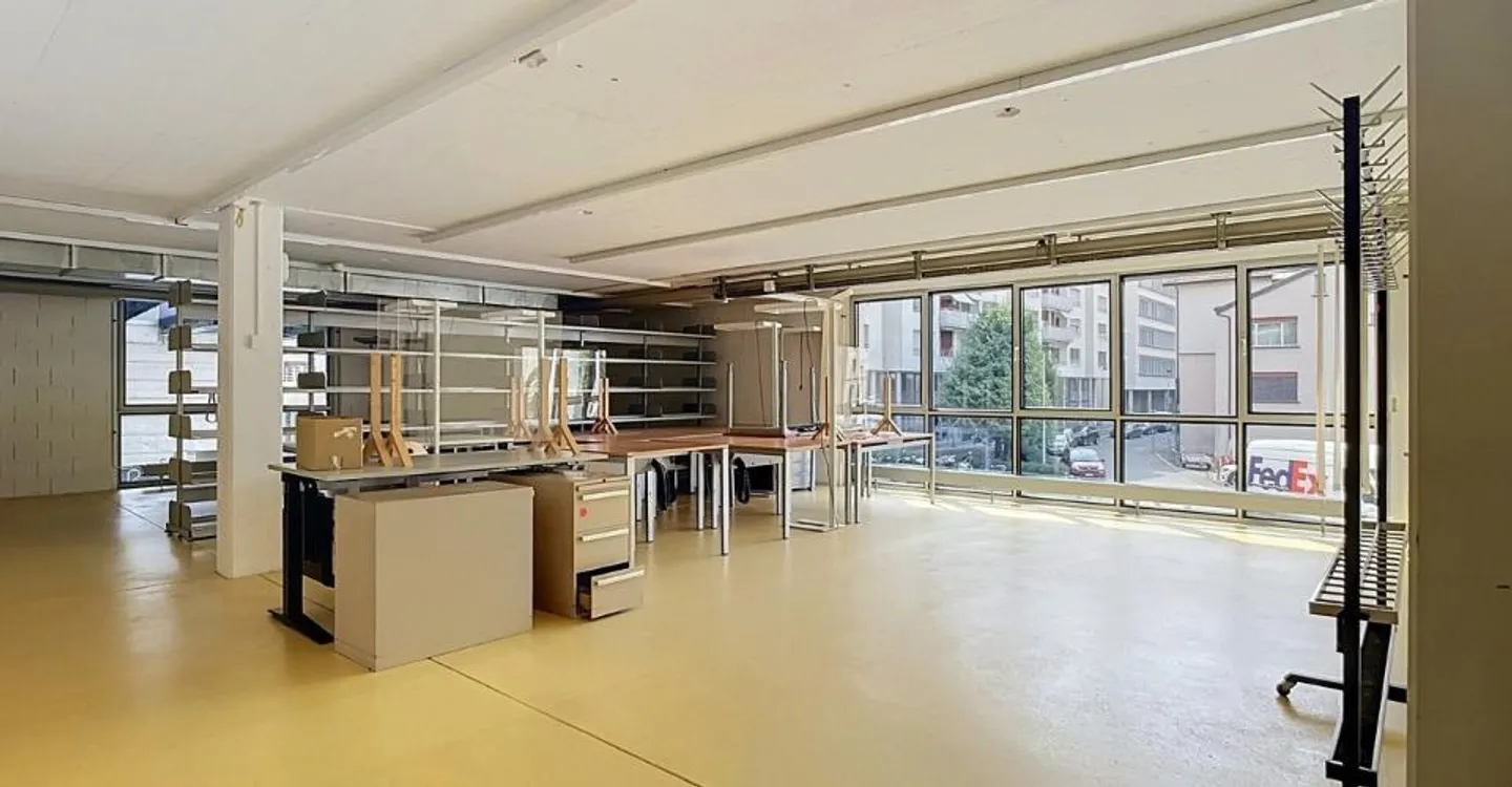 SURFACE COMMERCIALE DE 900 M² ENV. DIVISIBLE AU 1ER ETAGE - Photo 1 of 13