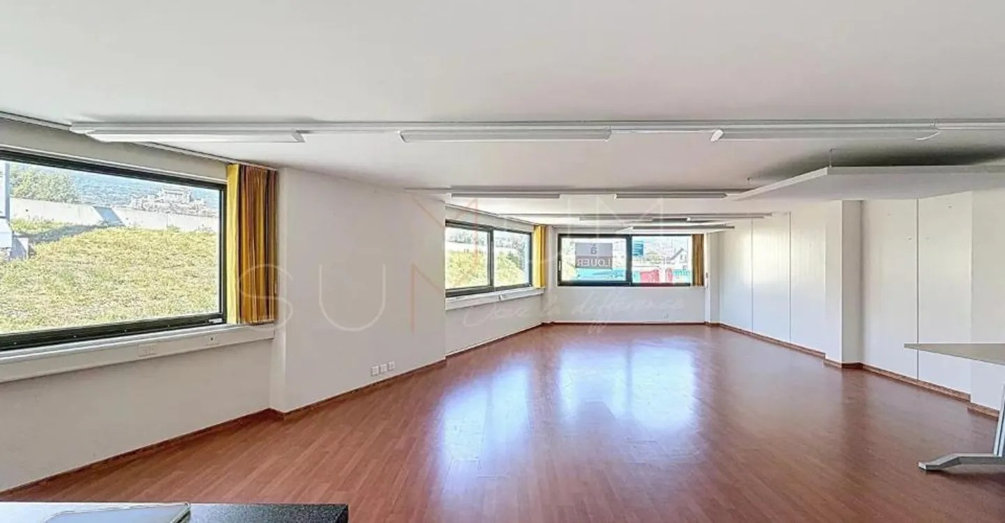 Sion Bureau 45 m² en zone industrielle 2 parkings inclus - Photo 2 sur 7