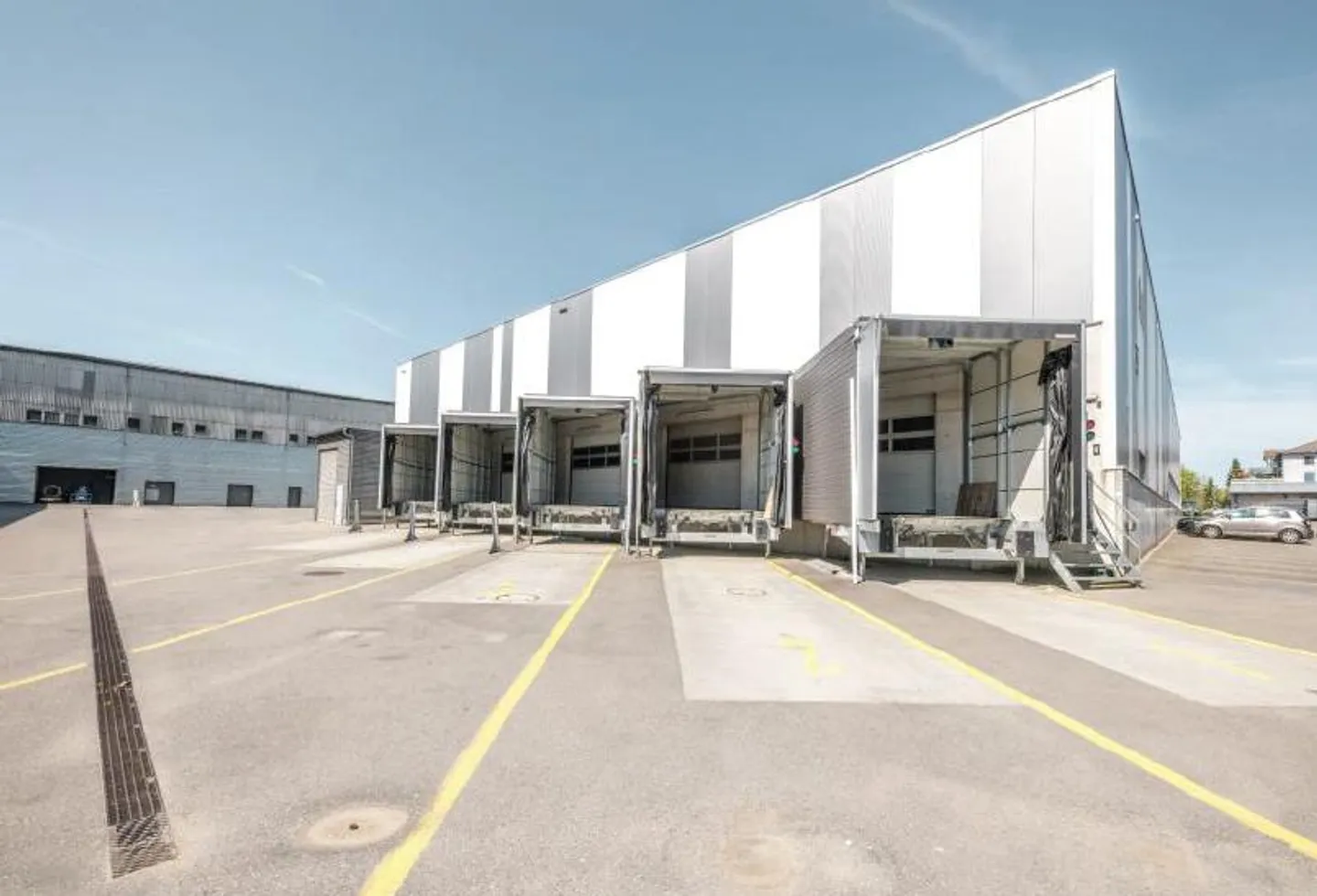 Top Industriehalle mit LKW-Rampen &amp; Büroflächen in Kleindöttingen - Photo 2 of 13