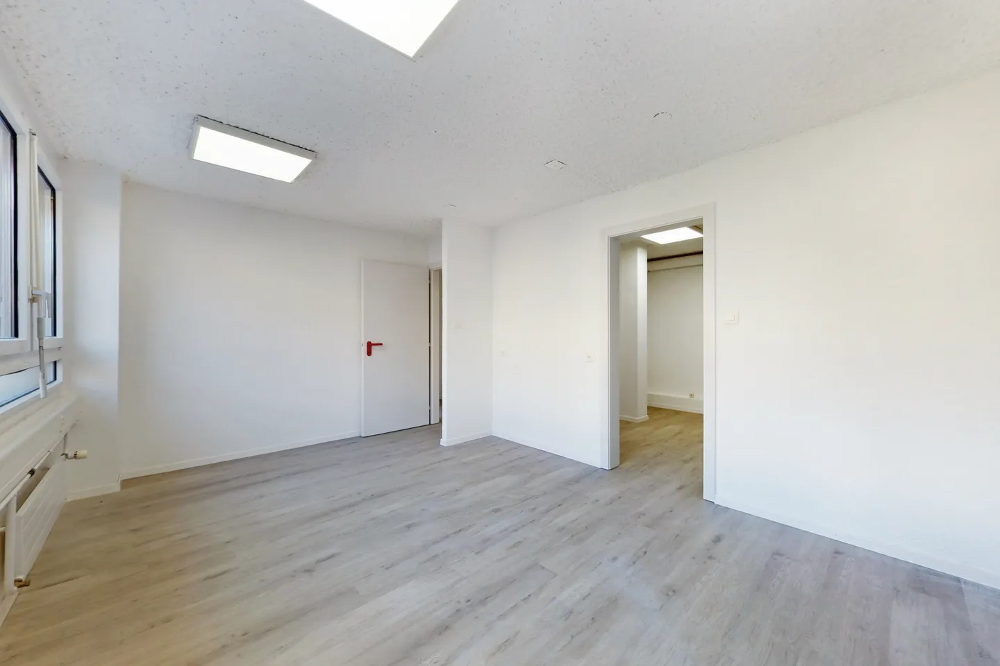 Bureaux fonctionnels et lumineux à proximité immédiate de la gare - Photo 3 of 10