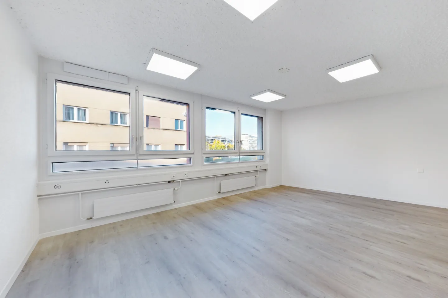 Bureaux fonctionnels et lumineux à proximité immédiate de la gare - Photo 6 of 10