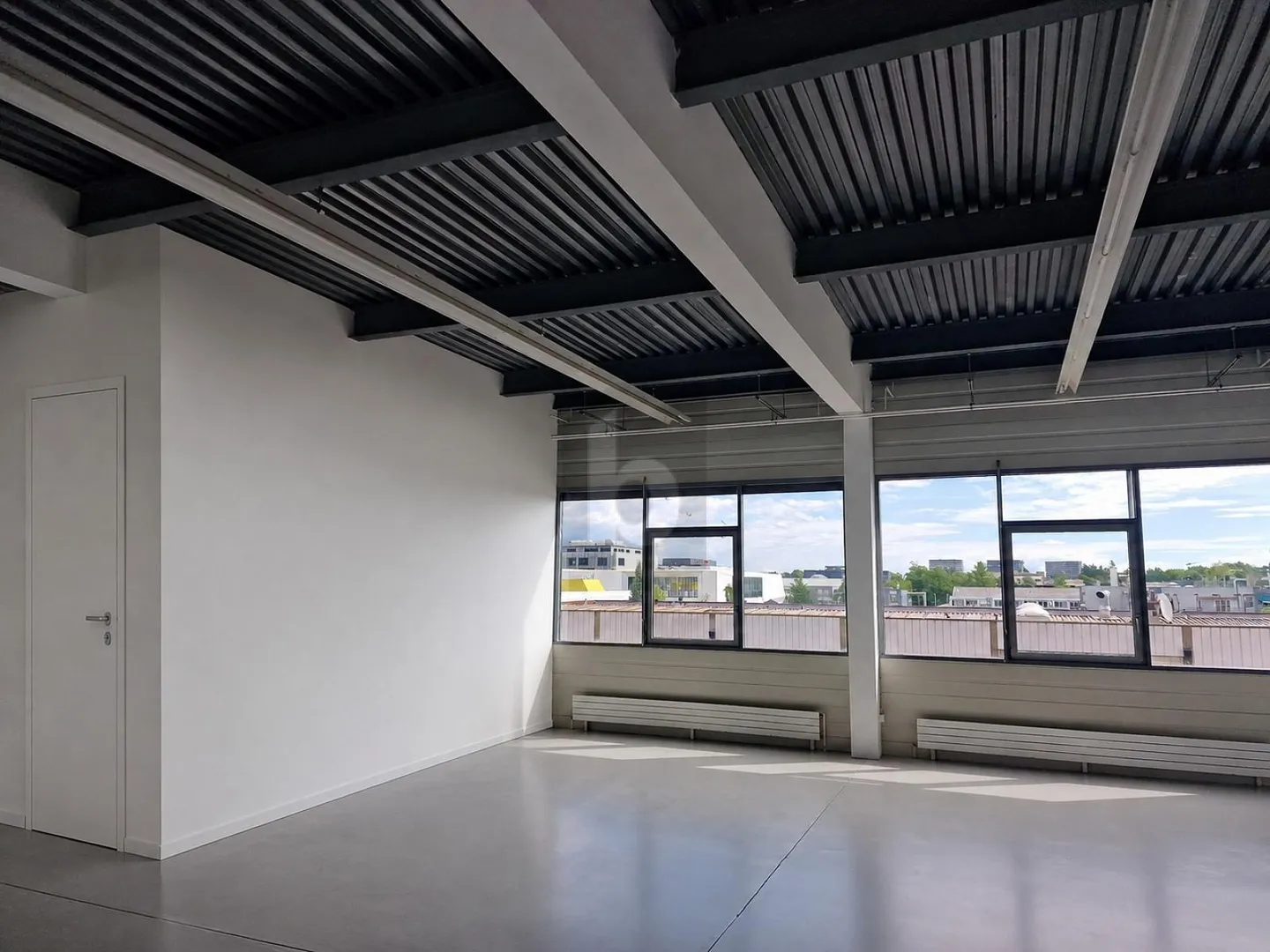 LOCAL POLYVALENT DE 110 M² - Photo 2 of 4
